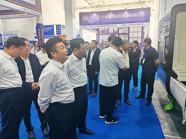 2.中国·临清智能制造工业博览会-领导参观（样张）